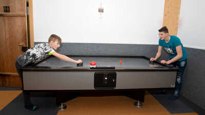 Air-Hockey im Spielhaus im Feriendorf Reichenbach