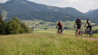 Radfahrer auf dem Weg nach Nesselwang im Allgäu