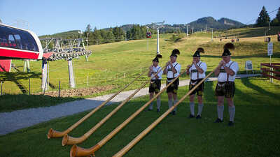 Alphornbläser an der Alpspitzbahn in Nesselwang im Allgäu