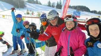 Kinder beim Skikurs im Winter in Nesselwang