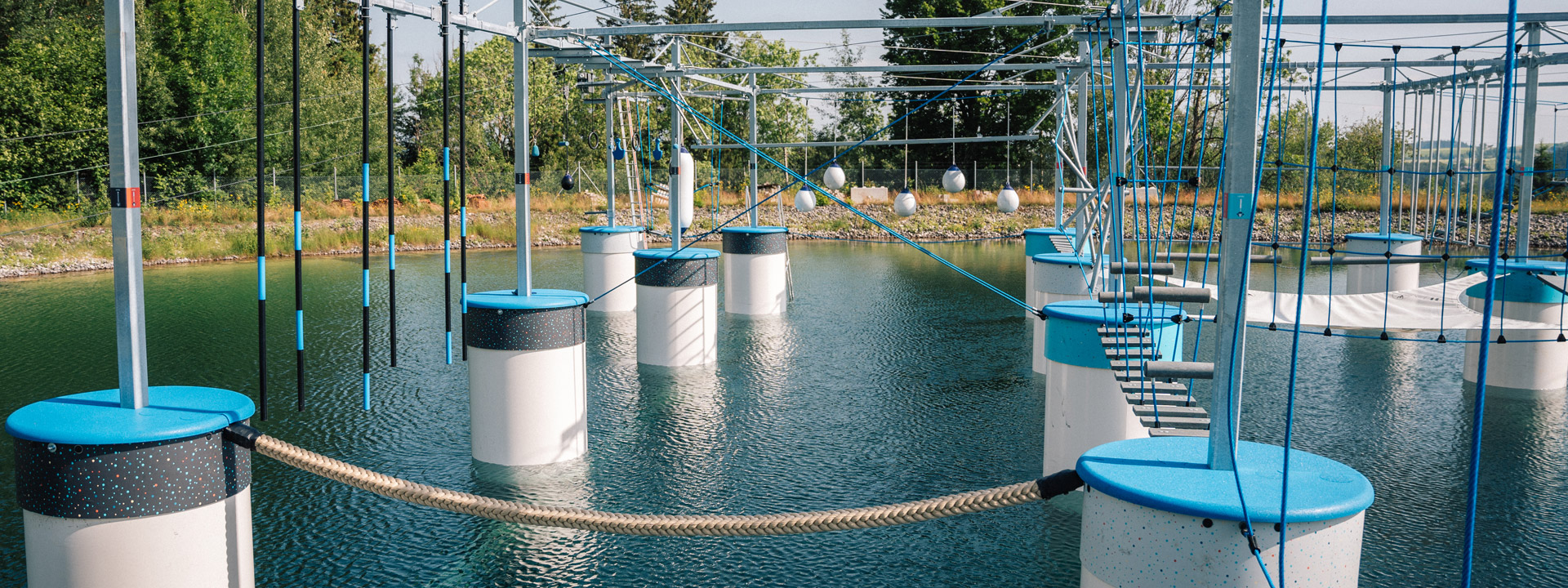 Schwimmender Kletterpark auf dem Speichersee