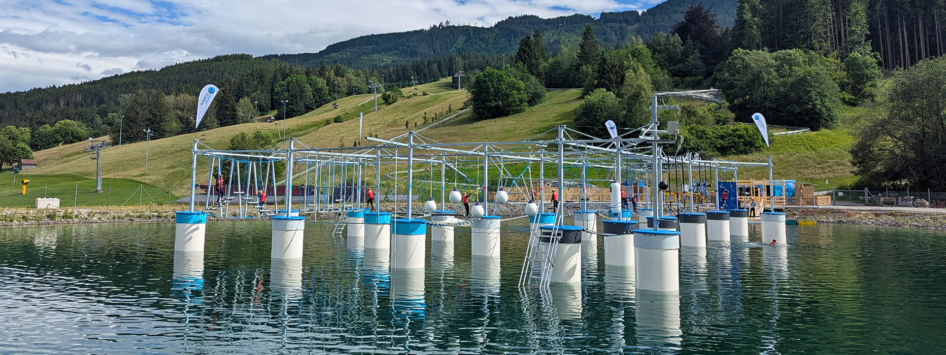 Schwimmender Kletterpark auf dem Speichersee