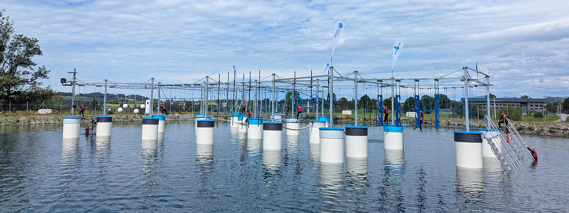 Schwimmender Kletterpark auf dem Speichersee