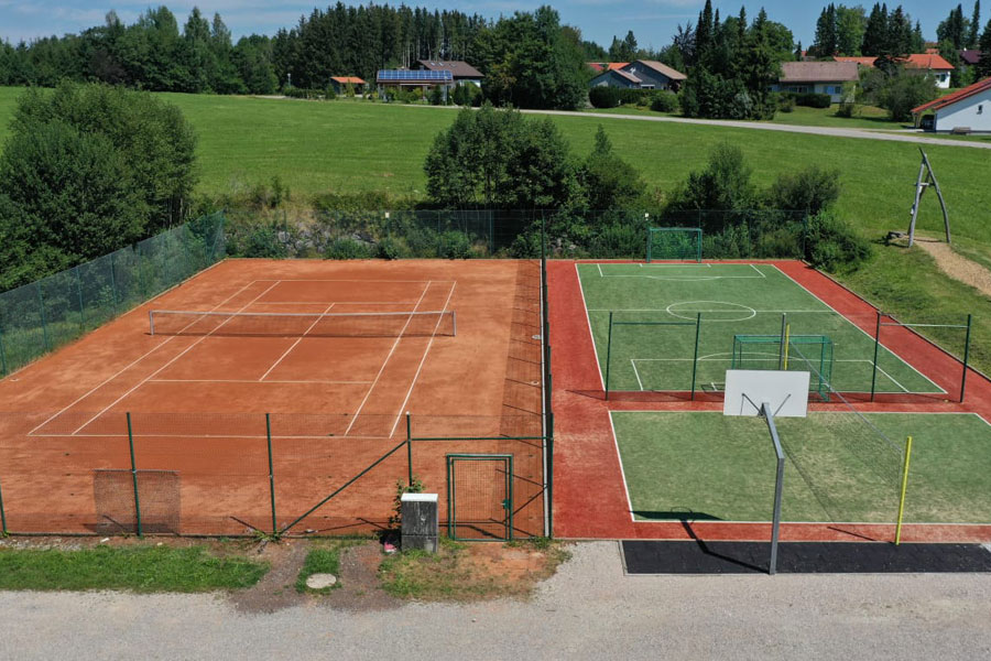 Multiballfeld und Tennisplatz im Feriendorf Reichenbach