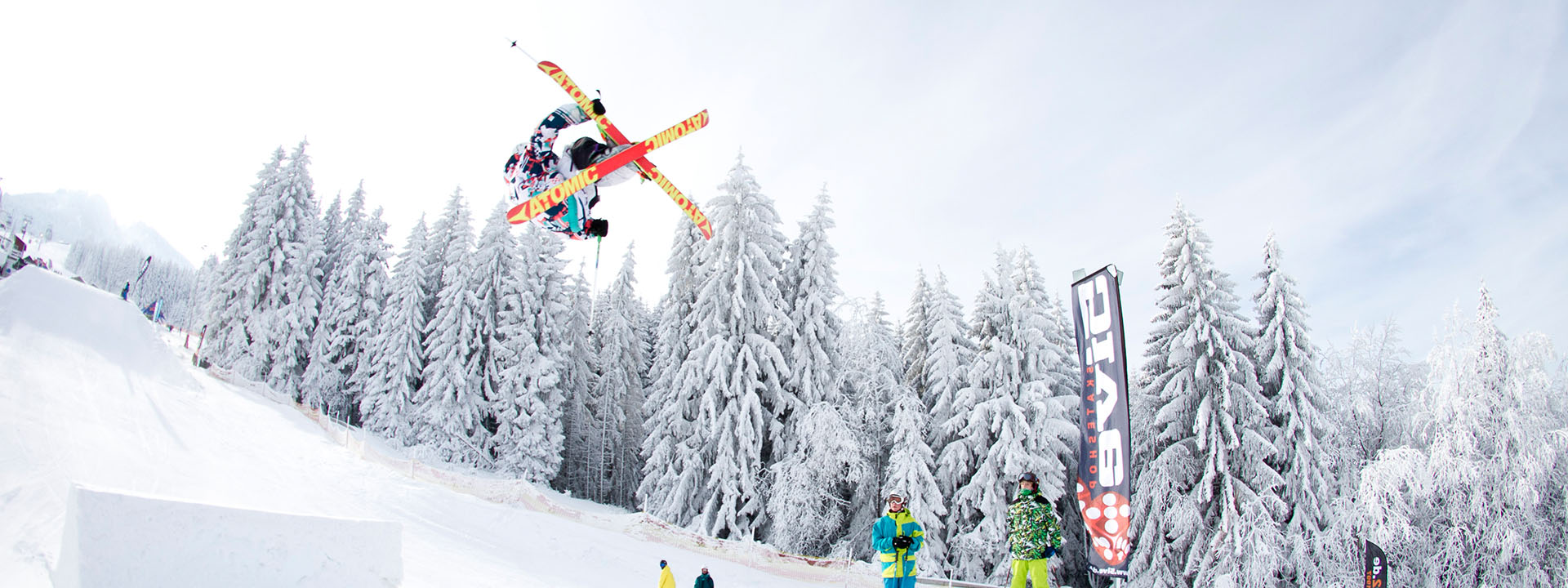 Slopestyle Skifahrer im Snowpark Nesselwang im Allgäu